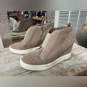 MIA hidden wedge perforated sneakers size 7 Taupe